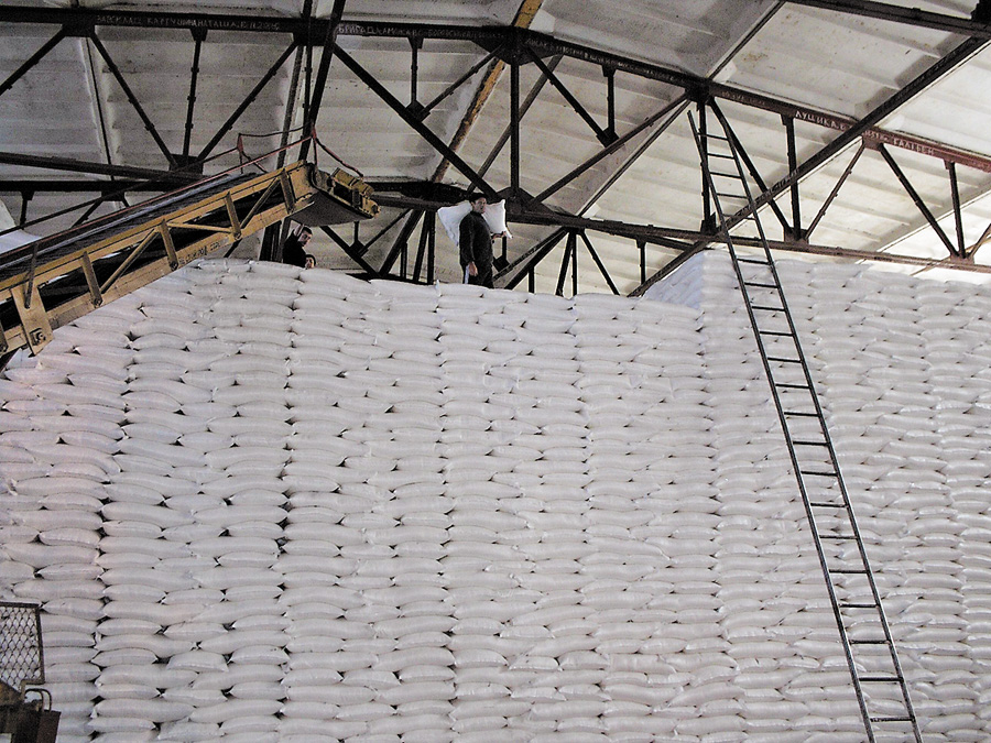 Заводські склади повні цукру з нового врожаю. Фото Володимира ЗAЇКИ